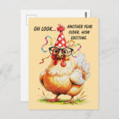 皮肉な誕生日ユーモアと厳しい目をしたニワトリ ポストカード (正面/裏面)