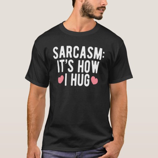 皮肉な顔で抱きしめユーモアのあるる方法だ Tシャツ (正面)