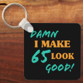 皮肉な65誕生日態度 キーホルダー (正面)