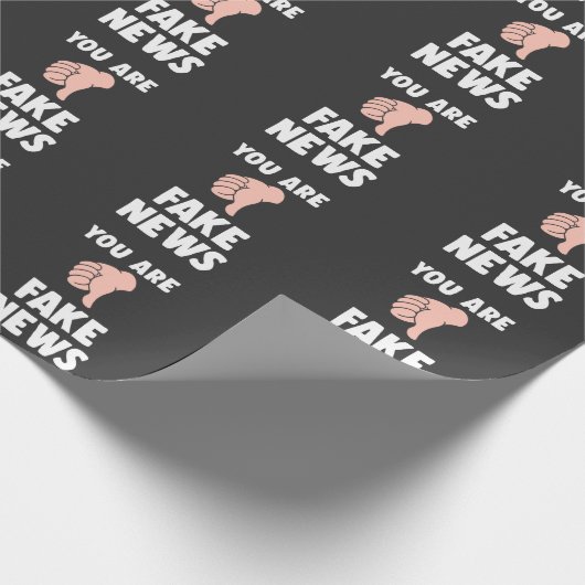 皮肉を断る偽のニュース攻撃 ラッピングペーパー (角)