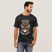 皮肉屋のカフェイン中毒者 おしゃべり禁止 疲れた 怒りっぽい フクロウ Tシャツ (正面フル)