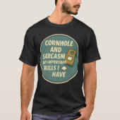 皮肉屋のセンスを持つコーンホールプレイヤー Tシャツ (正面)