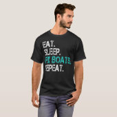 皮肉屋の船の整備士 食べる 寝る 船を直す 繰り返す Tシャツ (正面フル)