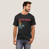 皮革作りと犬が幸せになおもしろいる Tシャツ (正面フル)