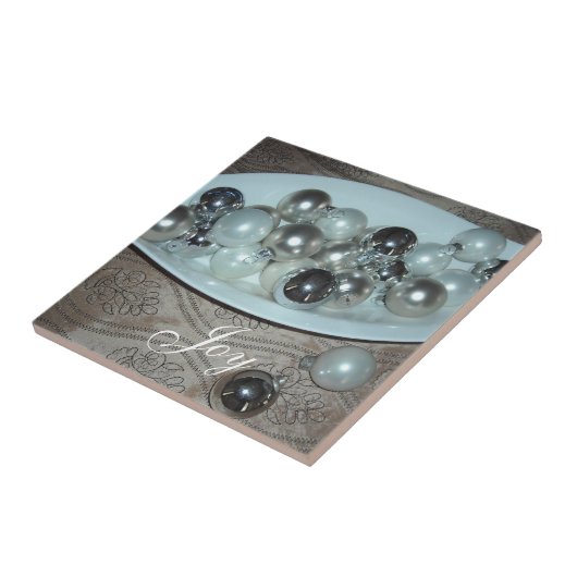 皿の中のキラキラ輝くガラスボール|過去記事 タイル (側面)