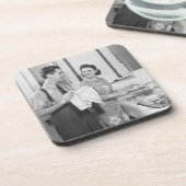 皿をしている人および女性 コースター (左側)