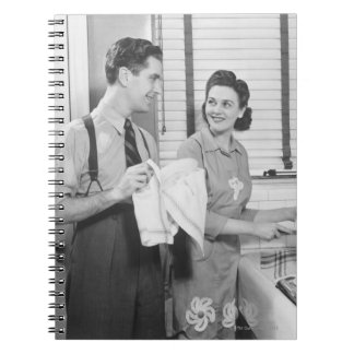 皿をしている人および女性 ノートブック