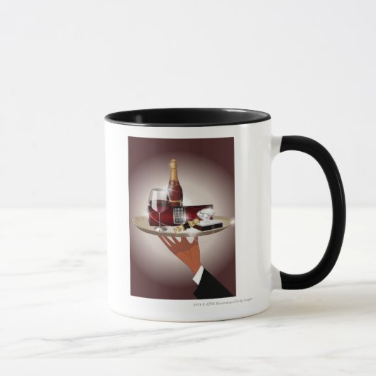 皿を握るウェイターの手のクローズアップ マグカップ (右)