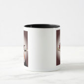 皿を握るウェイターの手のクローズアップ マグカップ (中央)