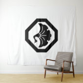 盆に鶴の形をした銀杏の葉 タペストリー (インサイチュ(横))