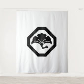 盆に鶴の形をした銀杏の葉 タペストリー (正面)