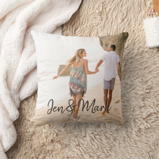 盗まれた写真。名前と年のタイポグラフィ。 クッション (ブランケット)