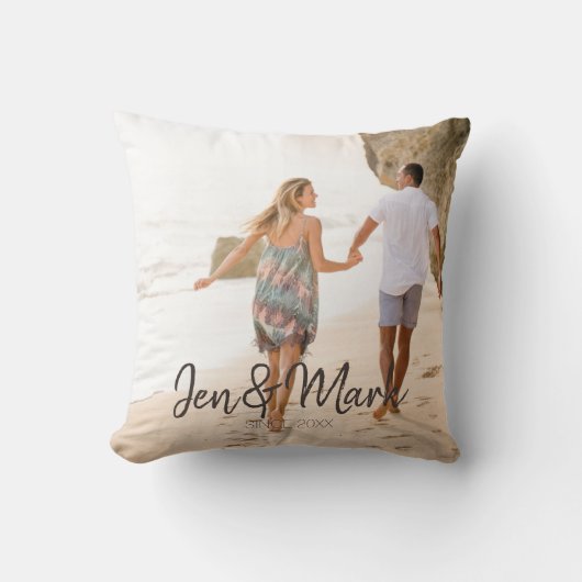 盗まれた写真。名前と年のタイポグラフィ。 クッション (正面)