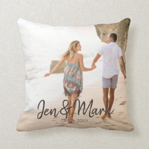 盗まれた写真。名前と年のタイポグラフィ。 クッション