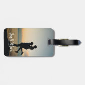 盗まれた写真。名前と年のタイポグラフィ。 ラゲッジタグ (裏面横)