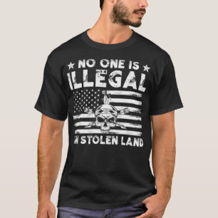 盗まれた土地では誰も違法ではない4 Tシャツ