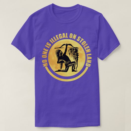 盗まれた土地では誰も違法ではない(7) Tシャツ (デザイン正面)