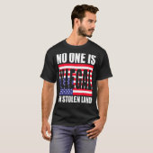 盗まれた土地では誰も違法ではない Tシャツ (正面フル)