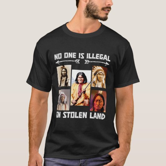盗まれた土地では誰も違法ではない Tシャツ (正面)