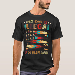 盗まれた土地で違法な人はいない先住民American P Tシャツ