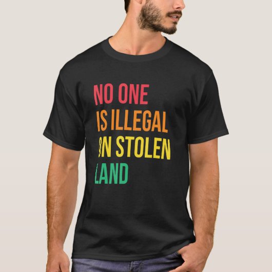 盗まれた土地で非合法はありえない 人権 移民 Tシャツ (正面)