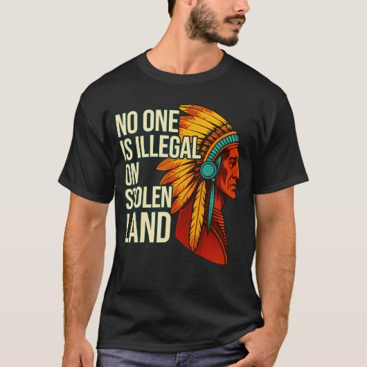 盗まれた土地に不法な者はいない ネイティブアメリカン Tシャツ (正面)