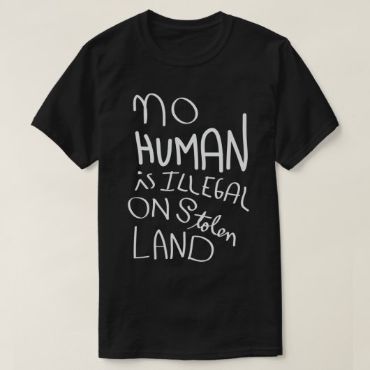 盗まれた土地に人間は違法ではない Tシャツ (デザイン正面)