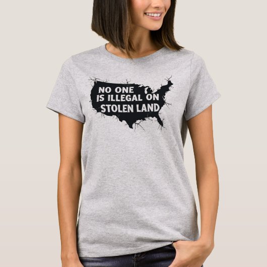 盗まれた土地に非合法な人などいない - 反レイシズム Tシャツ (正面)