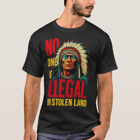 盗まれた土地に非合法な者はいない ネイティブアメリカン Tシャツ (正面)
