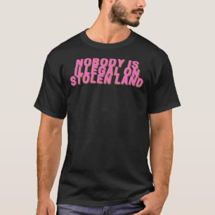 盗まれた土地のステッカーに誰も違法ではない Tシャツ