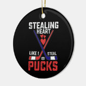 盗むハートのような私はホッケーバレンタインを盗む セラミックオーナメント (左)