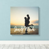 盗難された写真。名前と年のタイポグラフィ キャンバスプリント (インサイチュ (ウッドフロア))