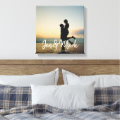 盗難された写真。名前と年のタイポグラフィ キャンバスプリント (インサイチュ (寝室))