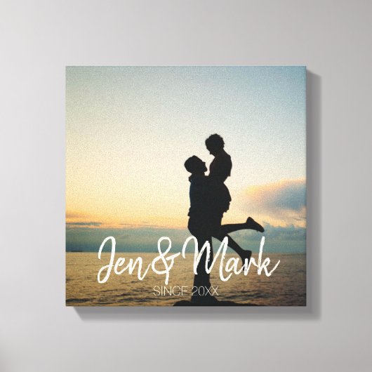 盗難された写真。名前と年のタイポグラフィ キャンバスプリント (正面)