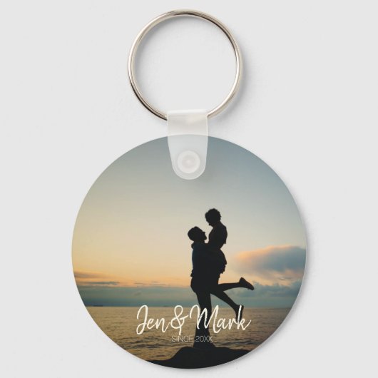 盗難された写真。名前と年のタイポグラフィ キーホルダー (正面)