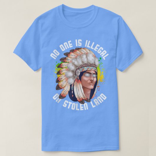 盗難に遭った土地の先住民Indigenouで誰も違法ではない Tシャツ (デザイン正面)