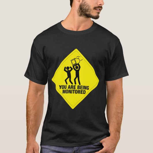 監視されているおもしろい警告標識 Tシャツ (正面)