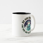 監視されてる？魚 ツートーンマグカップ (正面右)