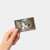 目が緑の可愛い子猫 バッジ (手持ち)