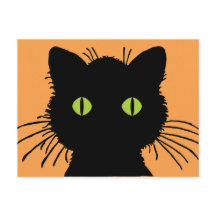 目が膨らんだ大きな緑の目をした黒猫