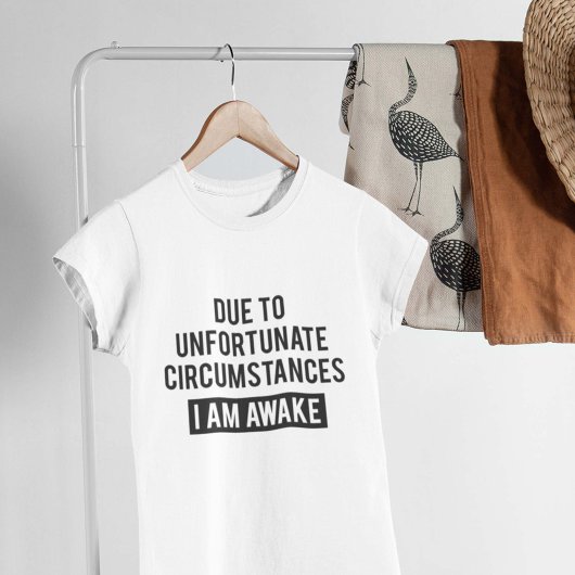 目が覚めている Tシャツ