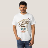 目が覚めるコーヒー - 笑顔の大きな目のマグカップ Tシャツ (正面フル)