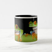 目が赤いアマガエル(Agalychnisのcallidryas) ツートーンマグカップ (中央)