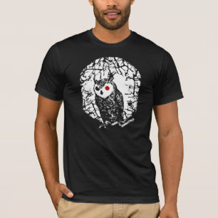 目が赤いフクロウ Tシャツ