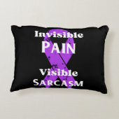 目に見えない痛み皮肉 アクセントクッション (裏面)