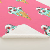 目の付いた青いアイスクリーム。ピンクの背景。シームルズ シェルパブランケット (3/4)