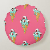 目の付いた青いアイスクリーム。ピンクの背景。シームルズ ラウンドクッション (裏面)