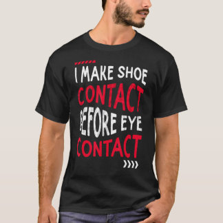 目の前に連絡靴を抜連絡く Tシャツ