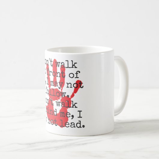 目の前を歩くな – 感動的引用文 コーヒーマグカップ (正面右)