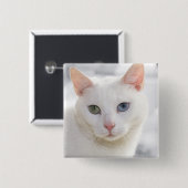 目の変わった白猫クローズアップ顔 缶バッジ (正面&裏面)